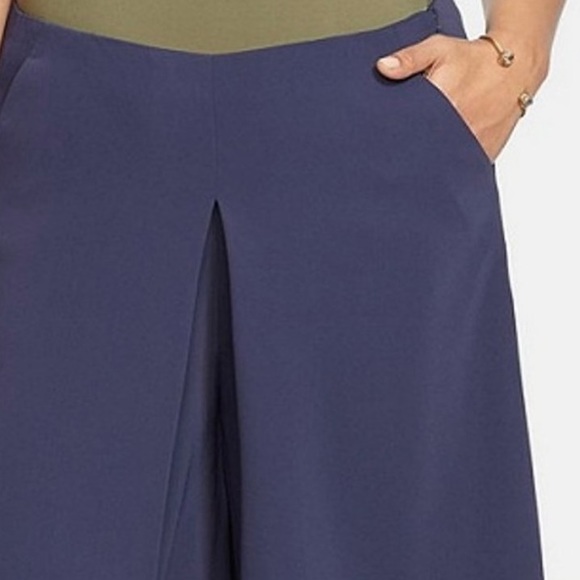 Lauren Ralph Lauren Pleated Front Wide Leg Navy Shorts - Picture 11 of 14